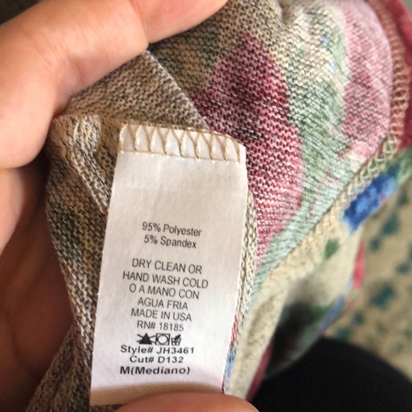 ❤️❗️Last 1! SMALL (runs big) Red floral cardigan - Picture 5 of 5